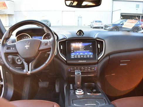 Used 2019 Maserati Ghibli Base image 32