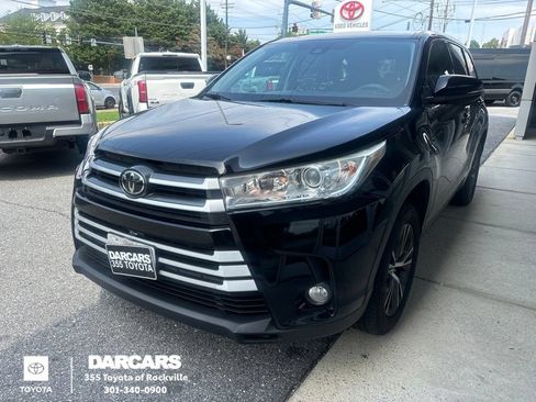 Used 2017 Toyota Highlander Plus FWD image 1