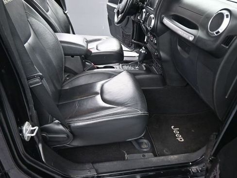 Used 2015 Jeep Wrangler Unlimited Sahara image 12
