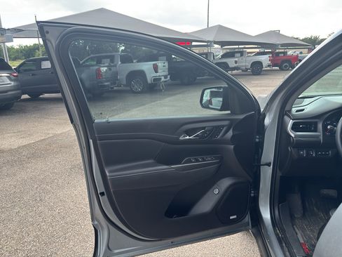 Used 2023 GMC Acadia SLT w/ Elevation Edition FWD image 7