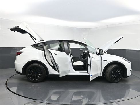 Used 2023 Tesla Model Y Long Range image 33