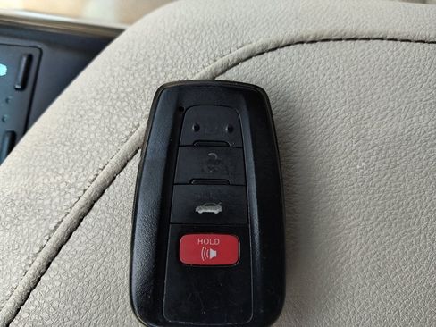 Used 2018 Toyota Camry XLE FWD image 32