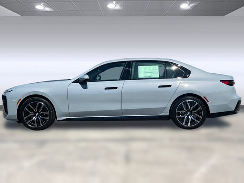 New 2025 BMW 740i image 2