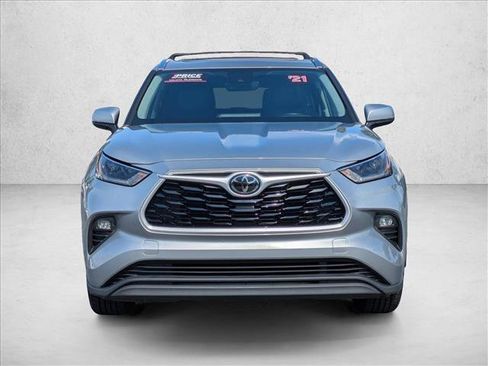 Used 2021 Toyota Highlander XLE FWD image 2
