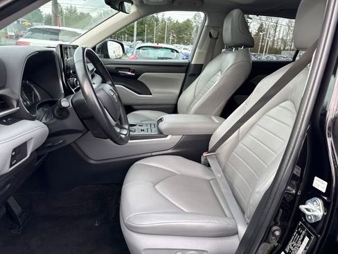 Used 2022 Toyota Highlander XLE image 18