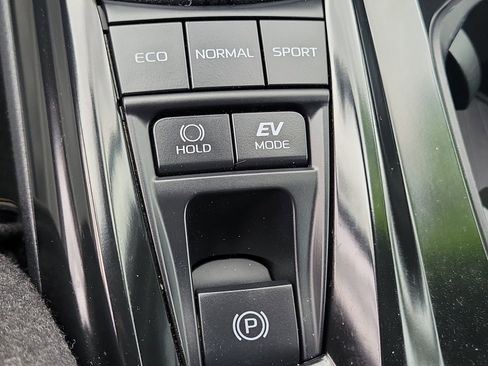 Used 2025 Toyota Camry SE w/ Convenience Package FWD image 18
