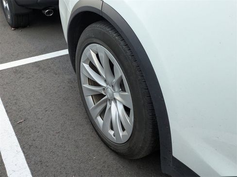 Used 2018 Tesla Model X 75D image 8