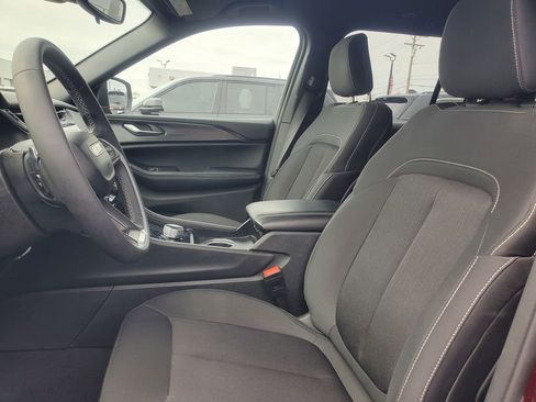 Used 2024 Jeep Grand Cherokee Laredo image 10