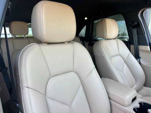Used 2025 Porsche Macan image 18