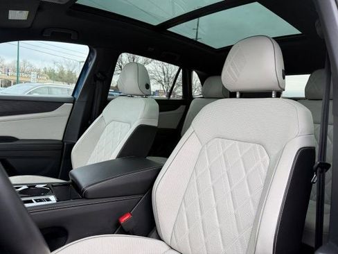 Used 2025 Volkswagen Atlas Cross Sport SEL Premium R-Line image 15