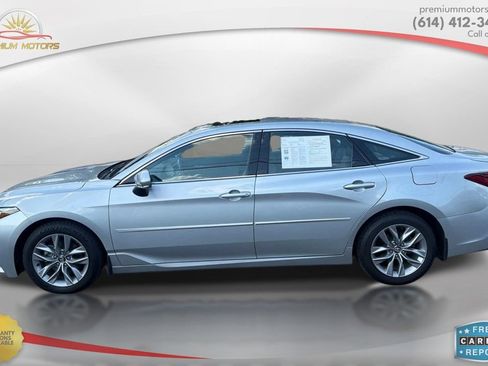Used 2019 Toyota Avalon XLE w/ Moonroof Package FWD image 2