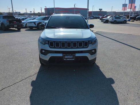 Used 2024 Jeep Compass Latitude image 3