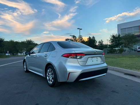 Used 2020 Toyota Corolla LE FWD image 3