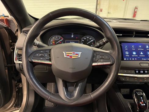 Used 2023 Cadillac XT4 Premium Luxury FWD image 31
