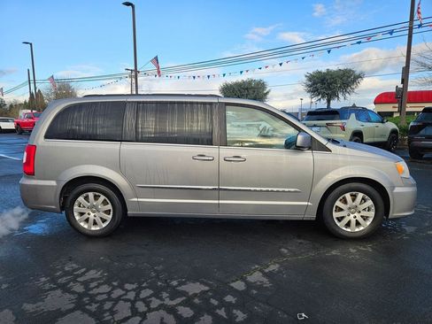 Used 2014 Chrysler Town & Country Touring image 7