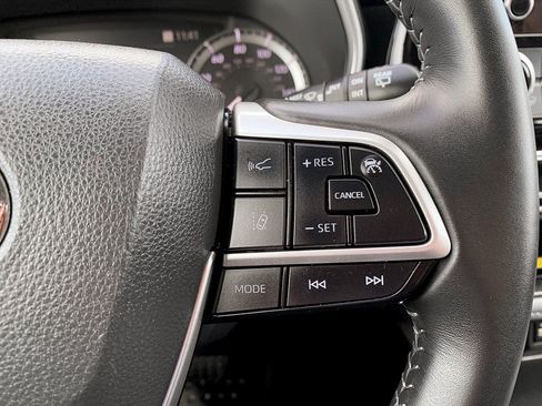 Used 2024 Toyota Highlander XLE AWD/4WD image 21