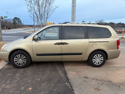 Used 2011 Kia Sedona LX image 1