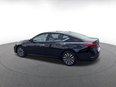 Used 2025 Nissan Altima 2.5 SV image 10