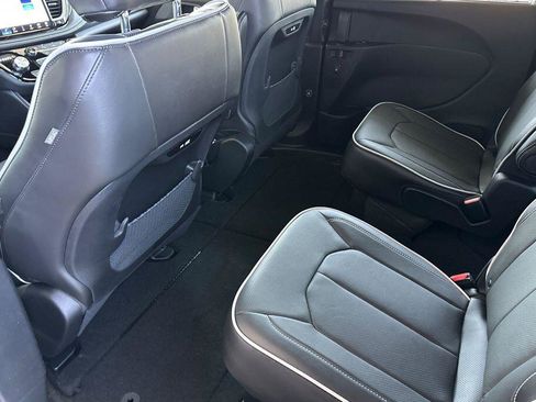 New 2027 Chrysler Pacifica Limited FWD image 12