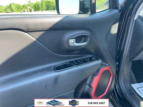 Used 2022 Jeep Renegade Trailhawk AWD/4WD image 11