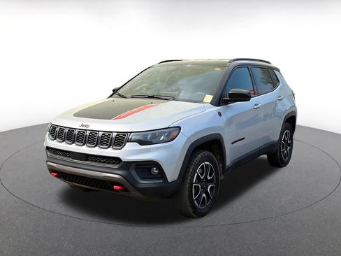 Used 2025 Jeep Compass Trailhawk w/ Trailer Tow Group AWD/4WD image 4