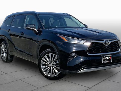 Used 2021 Toyota Highlander Platinum FWD image 3