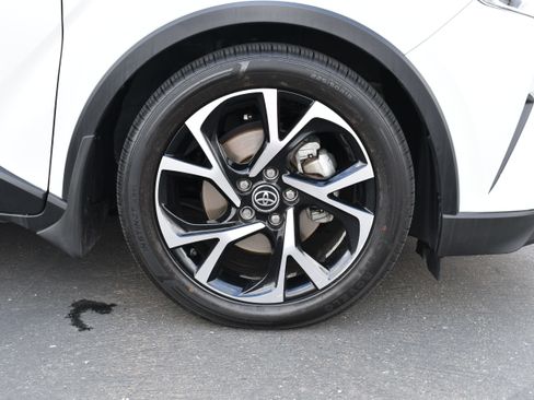 Used 2019 Toyota C-HR XLE FWD image 7