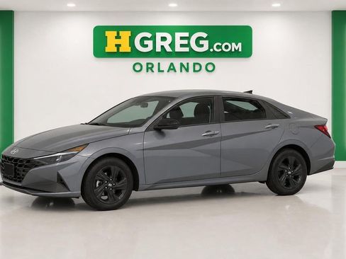 Used 2022 Hyundai Elantra SEL w/ Preferred Accessory Package FWD image 2