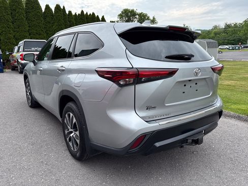 Used 2024 Toyota Highlander XLE AWD/4WD image 6