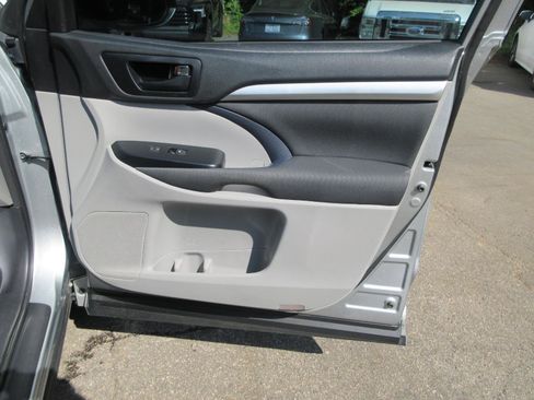 Used 2018 Toyota Highlander LE FWD image 20