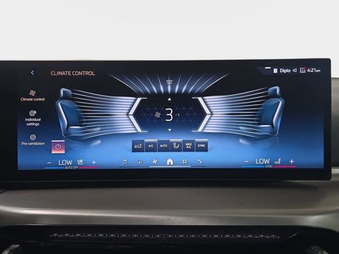 Used 2025 BMW 230i Coupe w/ M Sport Package image 25