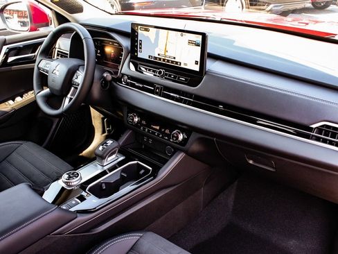 New 2025 Mitsubishi Outlander SE image 43