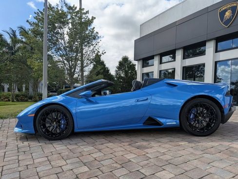 Used 2024 Lamborghini Huracan EVO image 2