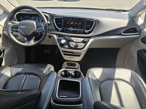 Used 2023 Chrysler Pacifica Touring-L FWD image 16