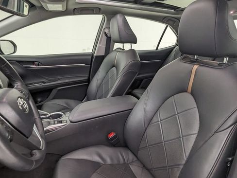 Used 2018 Toyota Camry XLE FWD image 2