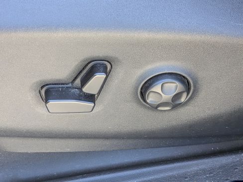 Used 2020 Chrysler Pacifica Touring-L FWD image 19
