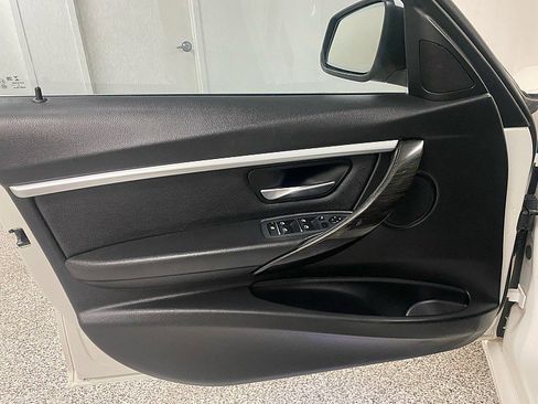 Used 2018 BMW 330e image 11