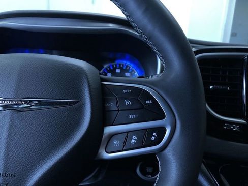 Used 2025 Chrysler Pacifica Select image 27