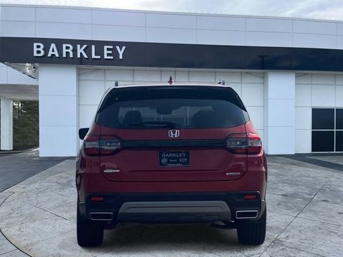 Used 2025 Honda Pilot Touring image 4