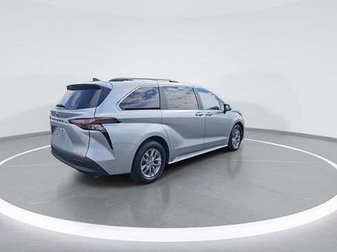 Used 2024 Toyota Sienna XLE image 9