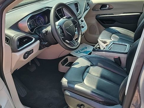 Used 2023 Chrysler Pacifica Touring-L FWD image 9