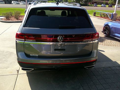 Used 2024 Volkswagen Atlas SE image 3