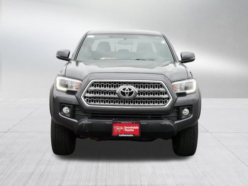Used 2017 Toyota Tacoma TRD Off-Road AWD/4WD image 2