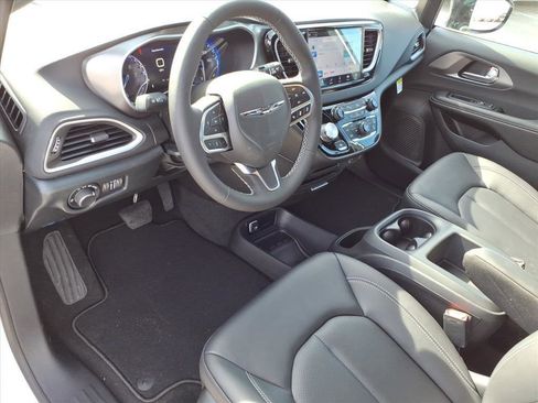 New 2026 Chrysler Voyager LX image 4