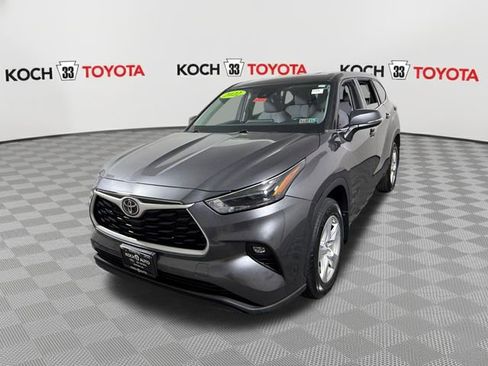 Used 2022 Toyota Highlander LE AWD/4WD image 3