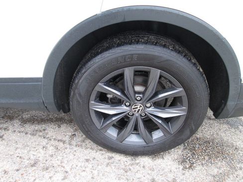 Used 2022 Volkswagen Tiguan SE w/ Panoramic Sunroof Package image 11