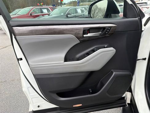 Used 2021 Toyota Highlander Limited image 10