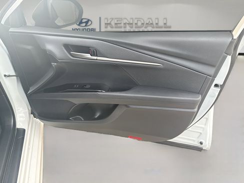 Used 2025 Toyota Camry SE image 31