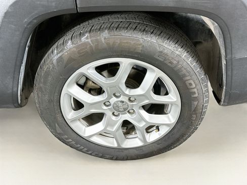Used 2017 Jeep Renegade Latitude w/ Popular Equipment Group FWD image 11