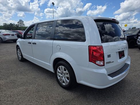 Used 2019 Dodge Grand Caravan SE w/ UConnect Hands-Free Group FWD image 4